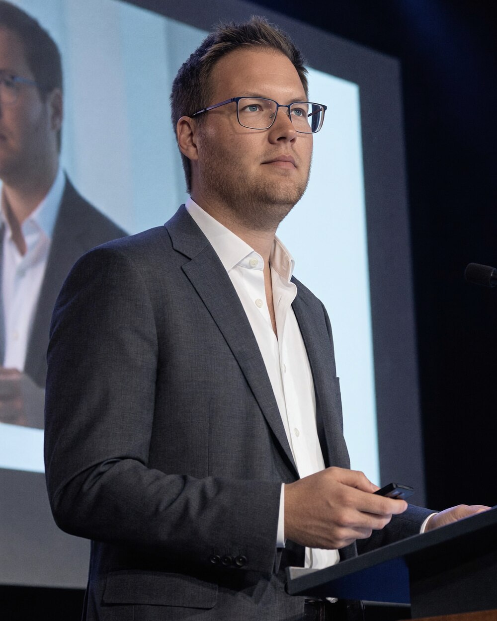 Martin Echt bei einem Vortrag am Rednerpult